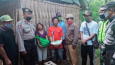 3 Keluarga Kurang Mampu di Desa Sepang Terima Bantuan Paket Sembako dari Kapolres Buleleng